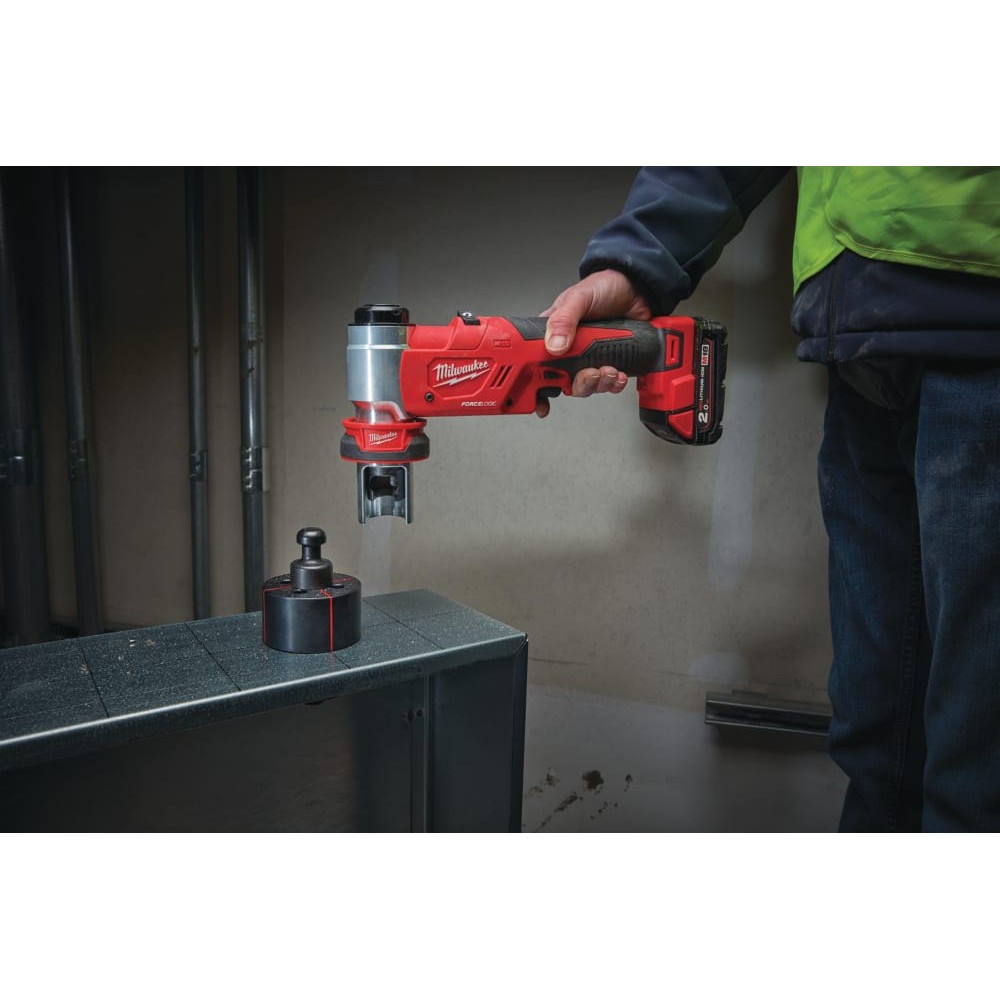 Пробойник аккумуляторный для отверстий FORCE LOGIC™ MILWAUKEE M18 HKP-201C (ЗУ+2акк.Х2Ач+кейс)