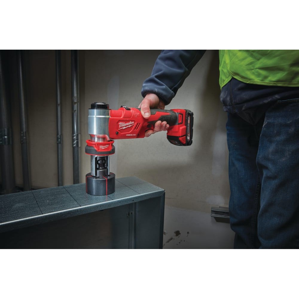 Пробойник аккумуляторный для отверстий FORCE LOGIC™ MILWAUKEE M18 HKP-201C (ЗУ+2акк.Х2Ач+кейс)