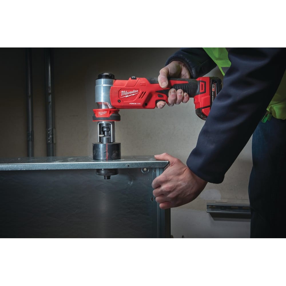 Пробойник аккумуляторный для отверстий FORCE LOGIC™ MILWAUKEE M18 HKP-201C (ЗУ+2акк.Х2Ач+кейс)