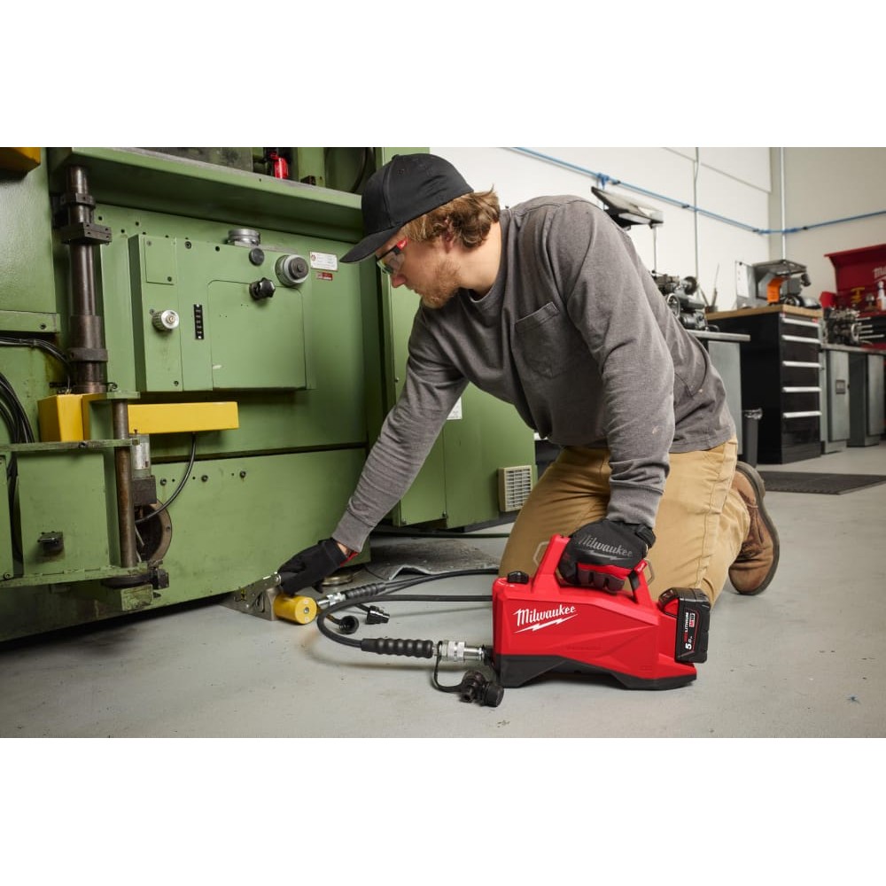 Насос вспомогательный аккумуляторный гидравлический MILWAUKEE M18 HMP700-501 (ЗУ+1Х5Ач)