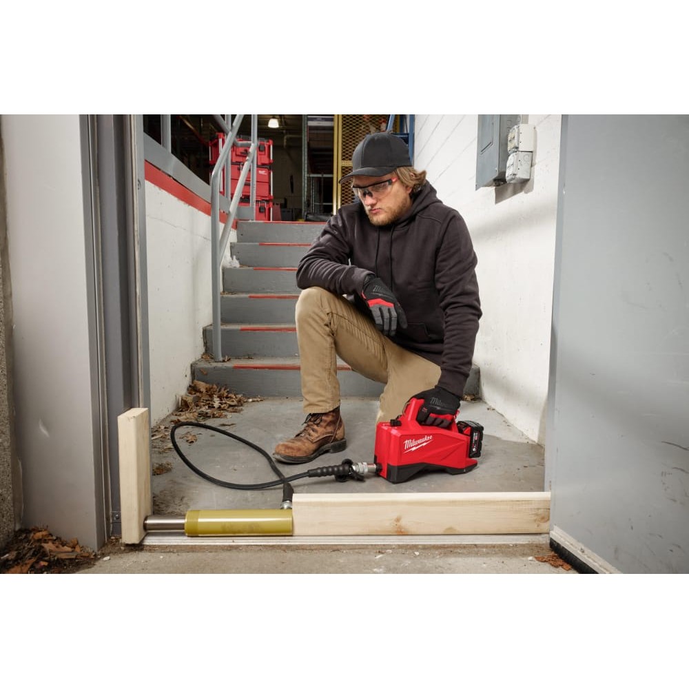Насос вспомогательный аккумуляторный гидравлический MILWAUKEE M18 HMP700-501 (ЗУ+1Х5Ач)