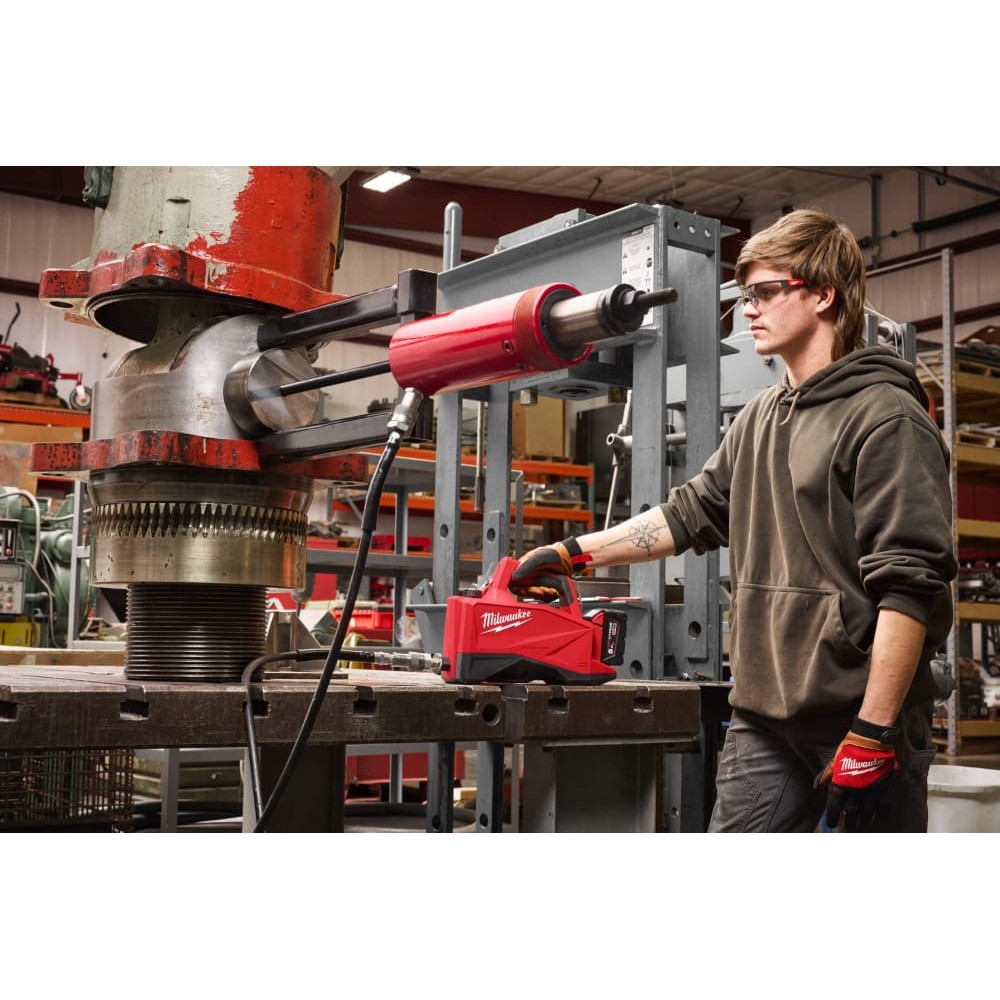 Насос вспомогательный аккумуляторный гидравлический MILWAUKEE M18 HMP700-501 (ЗУ+1Х5Ач)