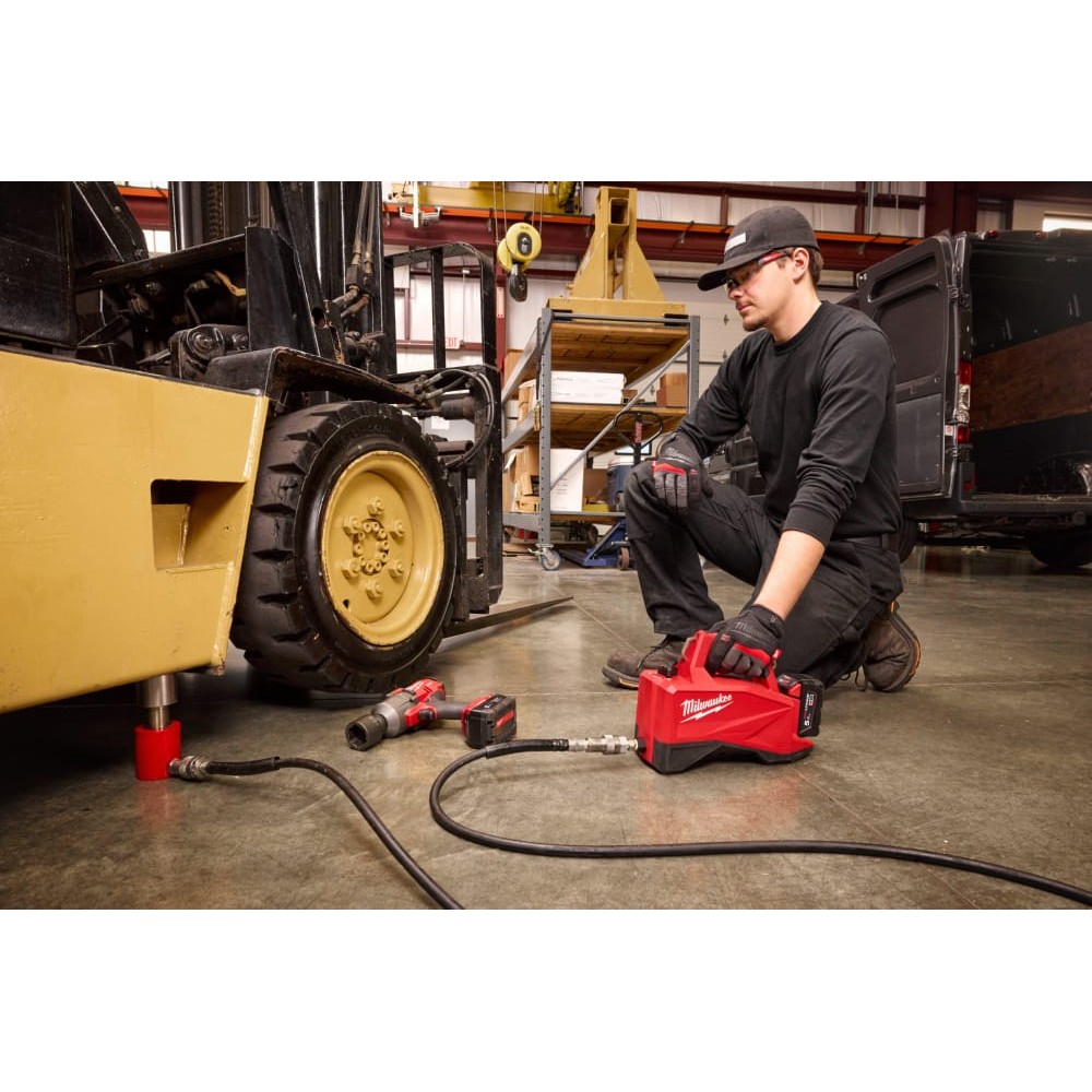 Насос вспомогательный аккумуляторный гидравлический MILWAUKEE M18 HMP700-501 (ЗУ+1Х5Ач)