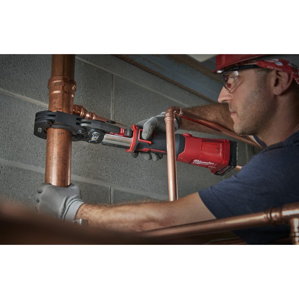 Обжимник гидравлический аккумуляторный для труб MILWAUKEE M18 ONEBLHPT-302C (ЗУ+3Х2Ач+кейс)