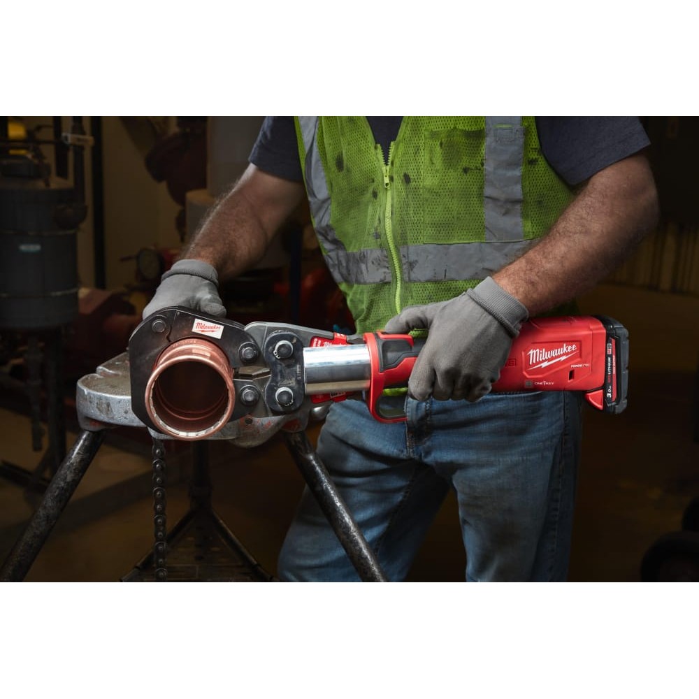 Обжимник гидравлический аккумуляторный для труб MILWAUKEE M18 ONEBLHPT-302C (ЗУ+3Х2Ач+кейс)