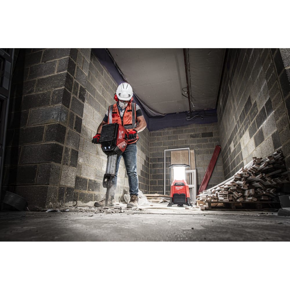 Ліхтар світлодіодний акумуляторний MILWAUKEE M18 ONESLDP-0 ONE-KEY із зарядним пристроєм