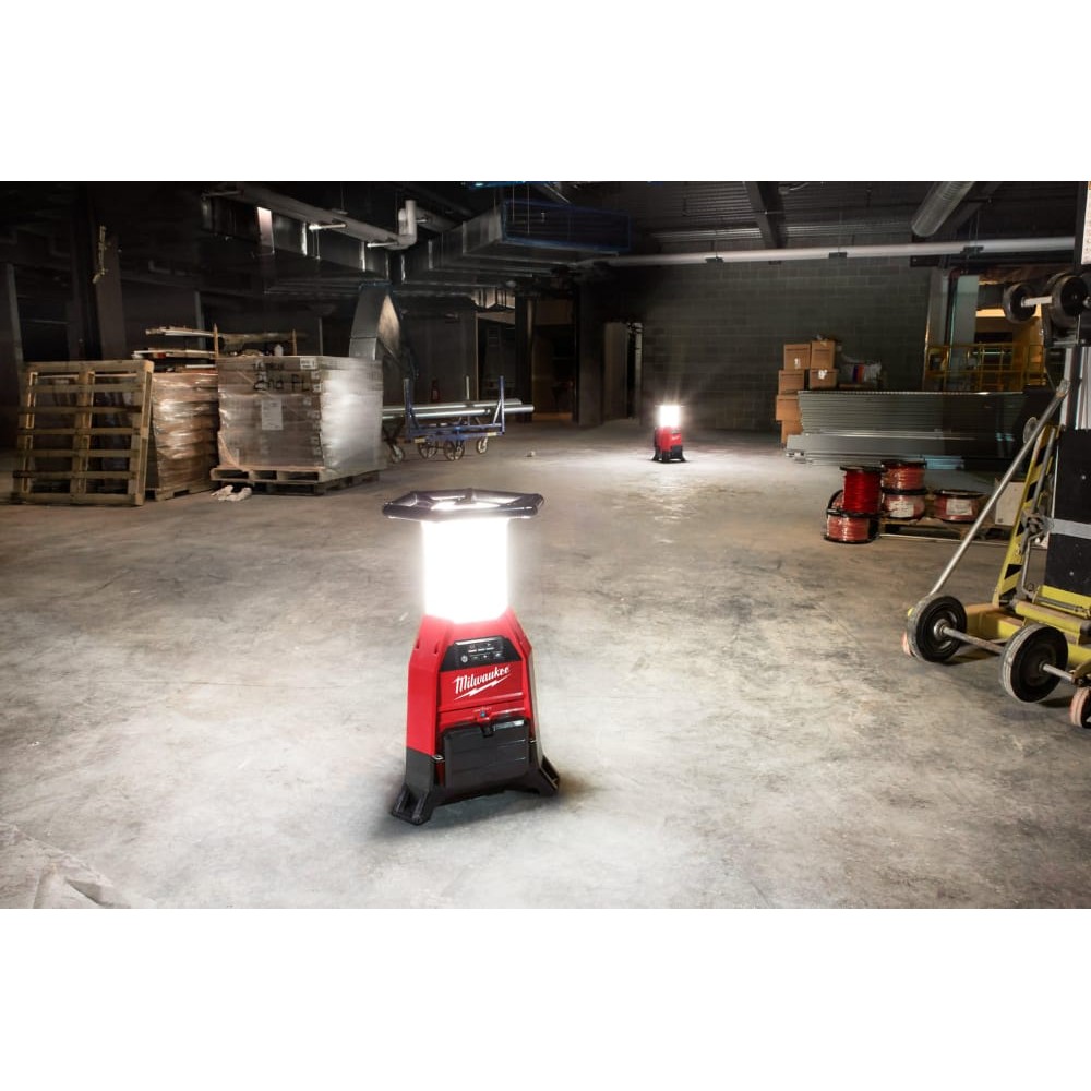 Ліхтар світлодіодний акумуляторний MILWAUKEE M18 ONESLDP-0 ONE-KEY із зарядним пристроєм