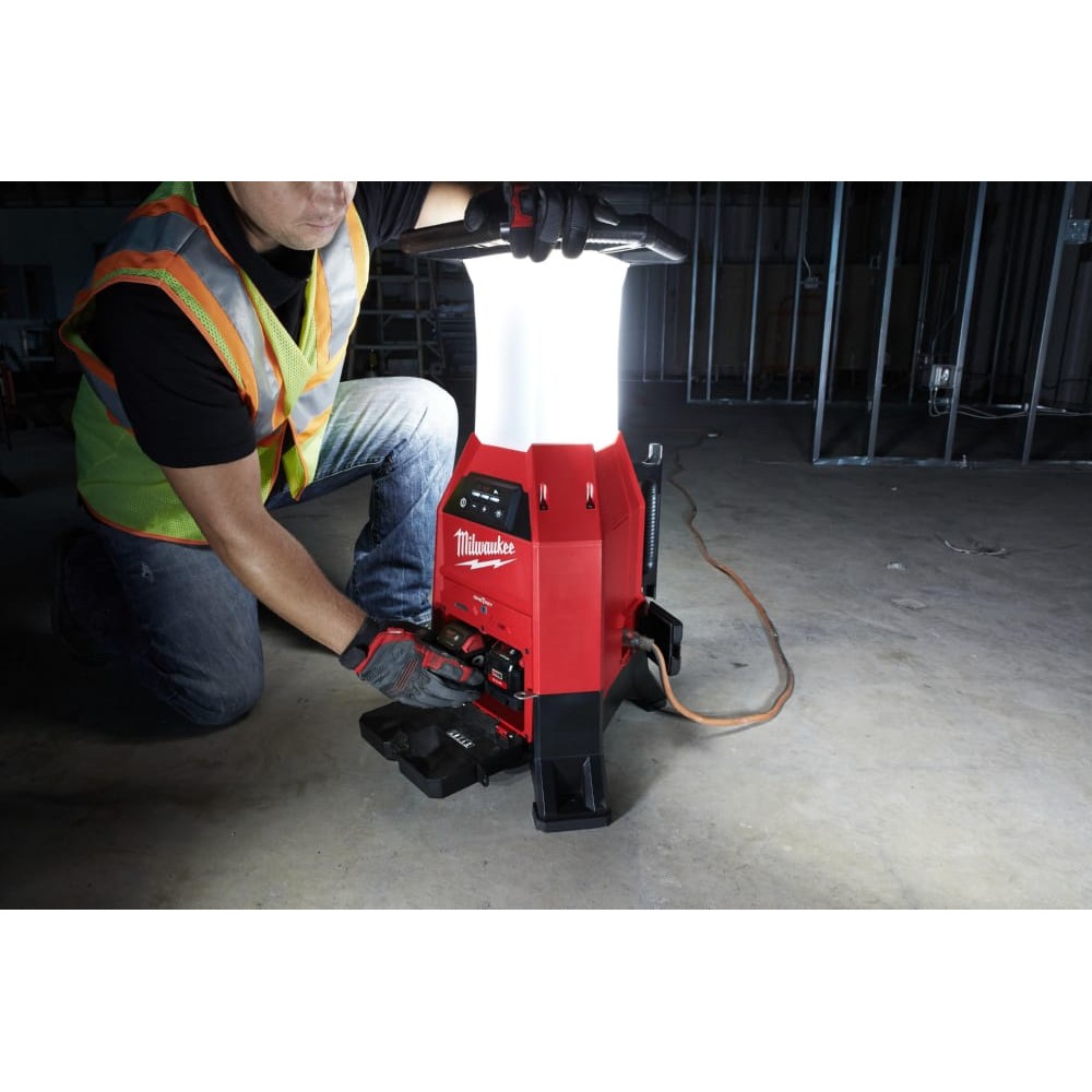Ліхтар світлодіодний акумуляторний MILWAUKEE M18 ONESLDP-0 ONE-KEY із зарядним пристроєм
