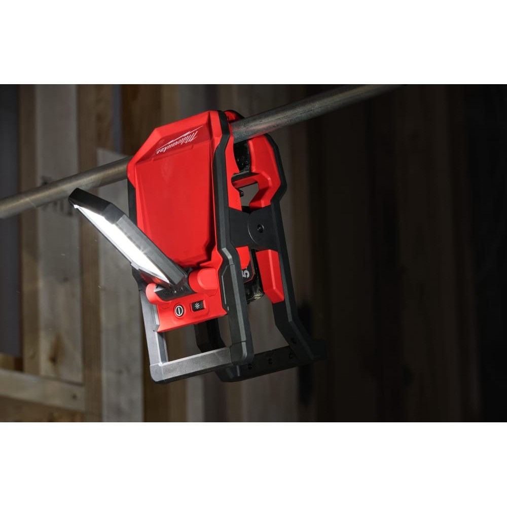 Ліхтар світлодіодний акумуляторний MILWAUKEE M18 PAL2-0 із шарнірним світловим блоком 2000 люмен.