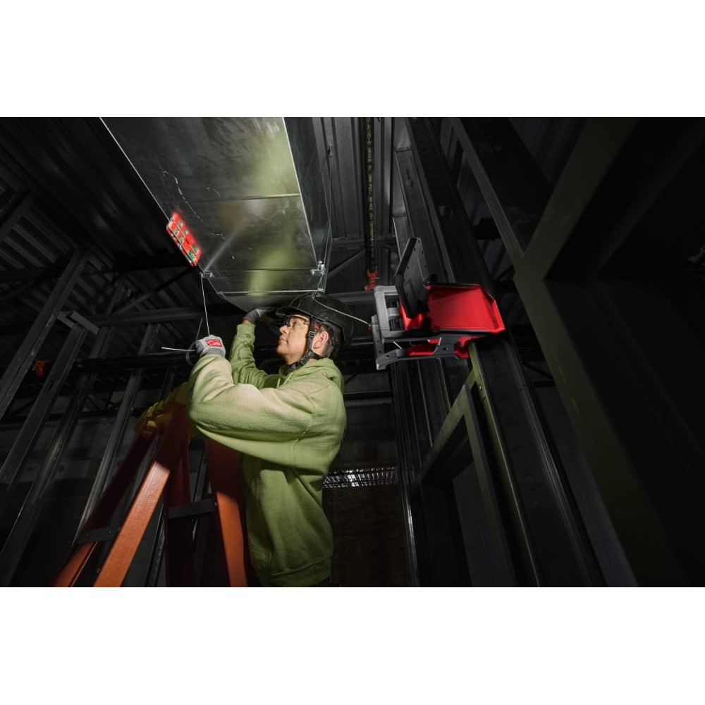 Ліхтар світлодіодний акумуляторний MILWAUKEE M18 PAL2-0 із шарнірним світловим блоком 2000 люмен.