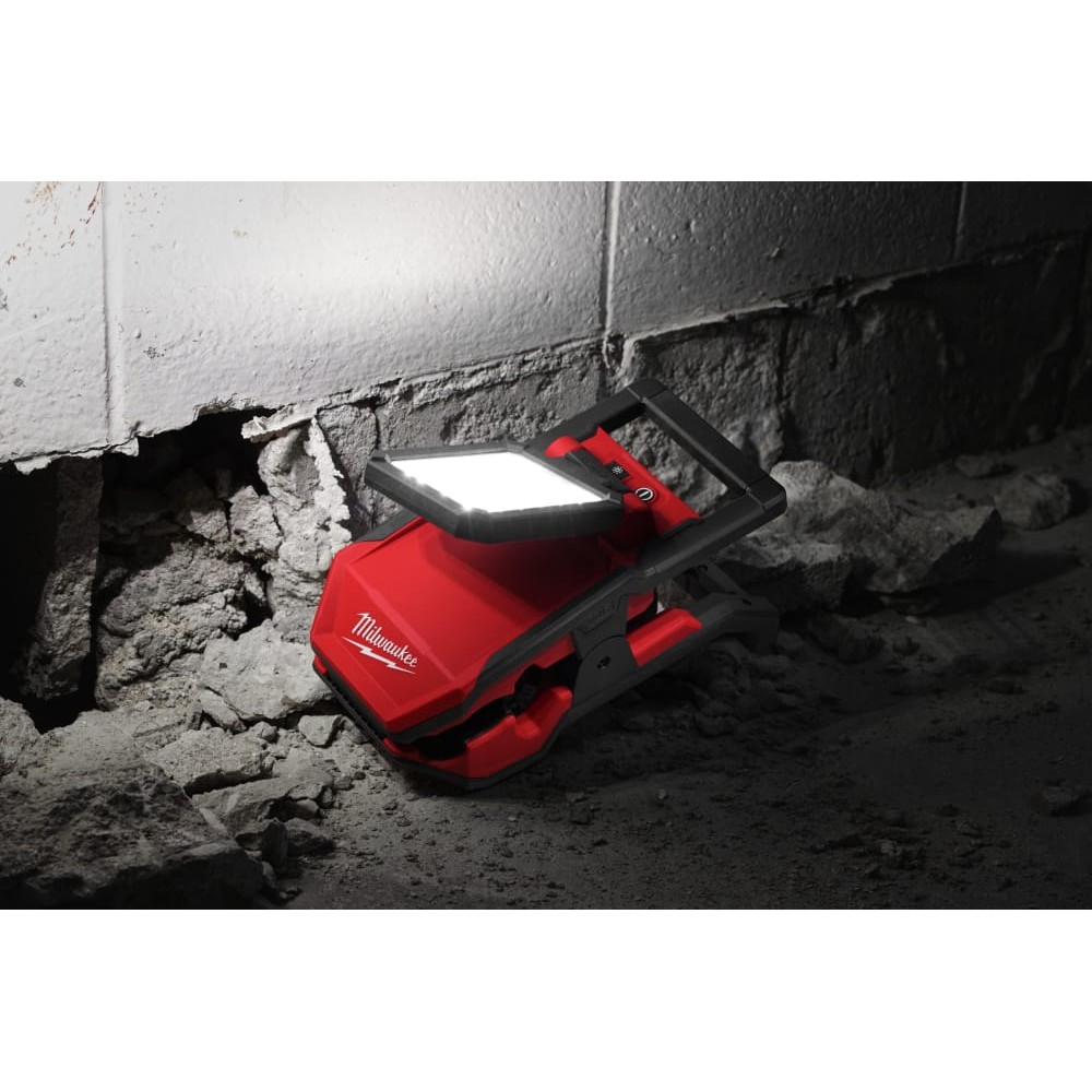 Ліхтар світлодіодний акумуляторний MILWAUKEE M18 PAL2-0 із шарнірним світловим блоком 2000 люмен.