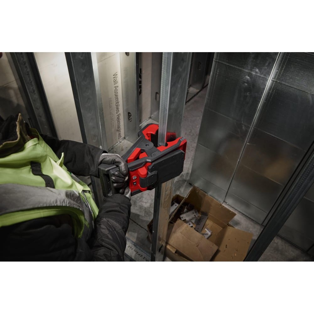 Ліхтар світлодіодний акумуляторний MILWAUKEE M18 PAL2-0 із шарнірним світловим блоком 2000 люмен.