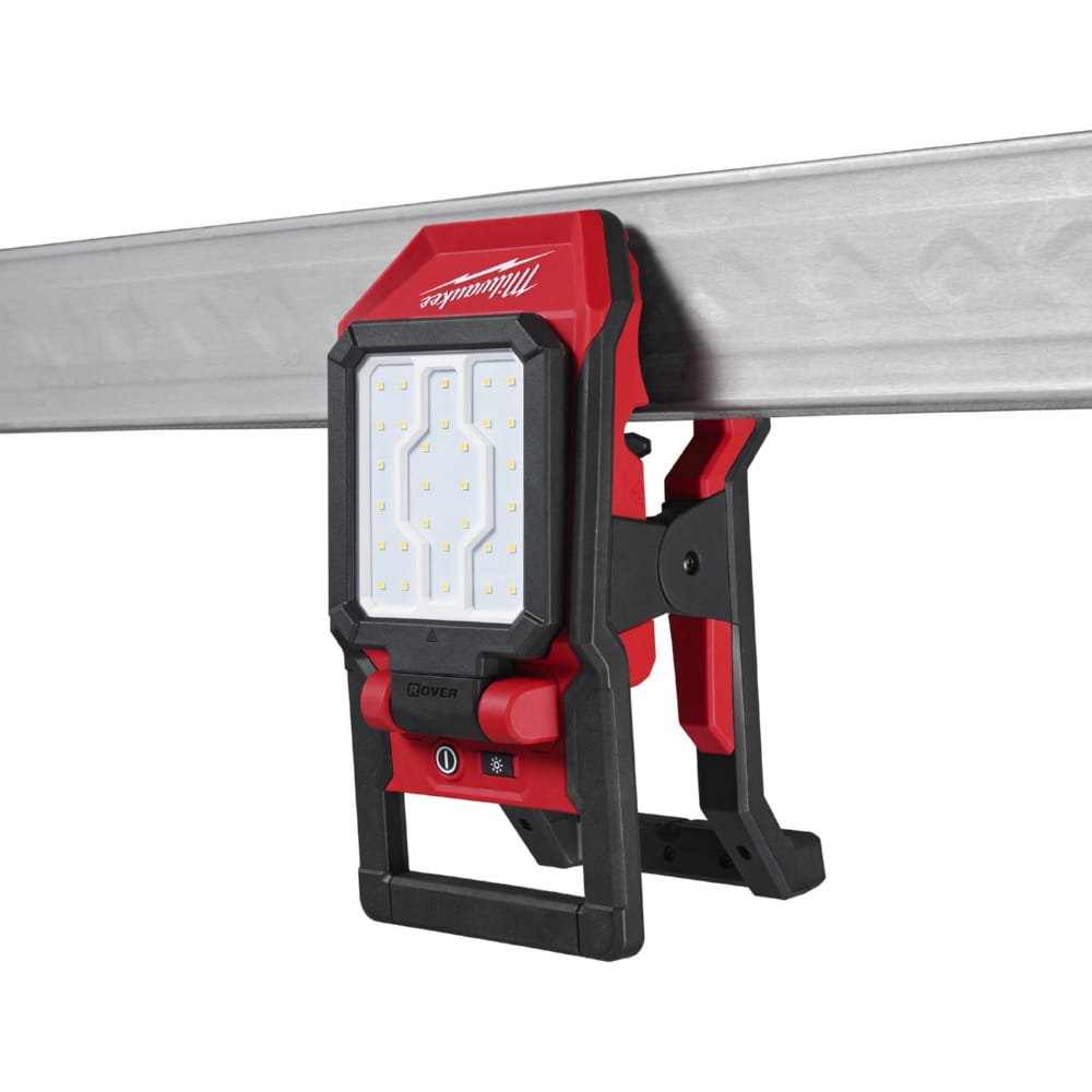 Ліхтар світлодіодний акумуляторний MILWAUKEE M18 PAL2-0 із шарнірним світловим блоком 2000 люмен.