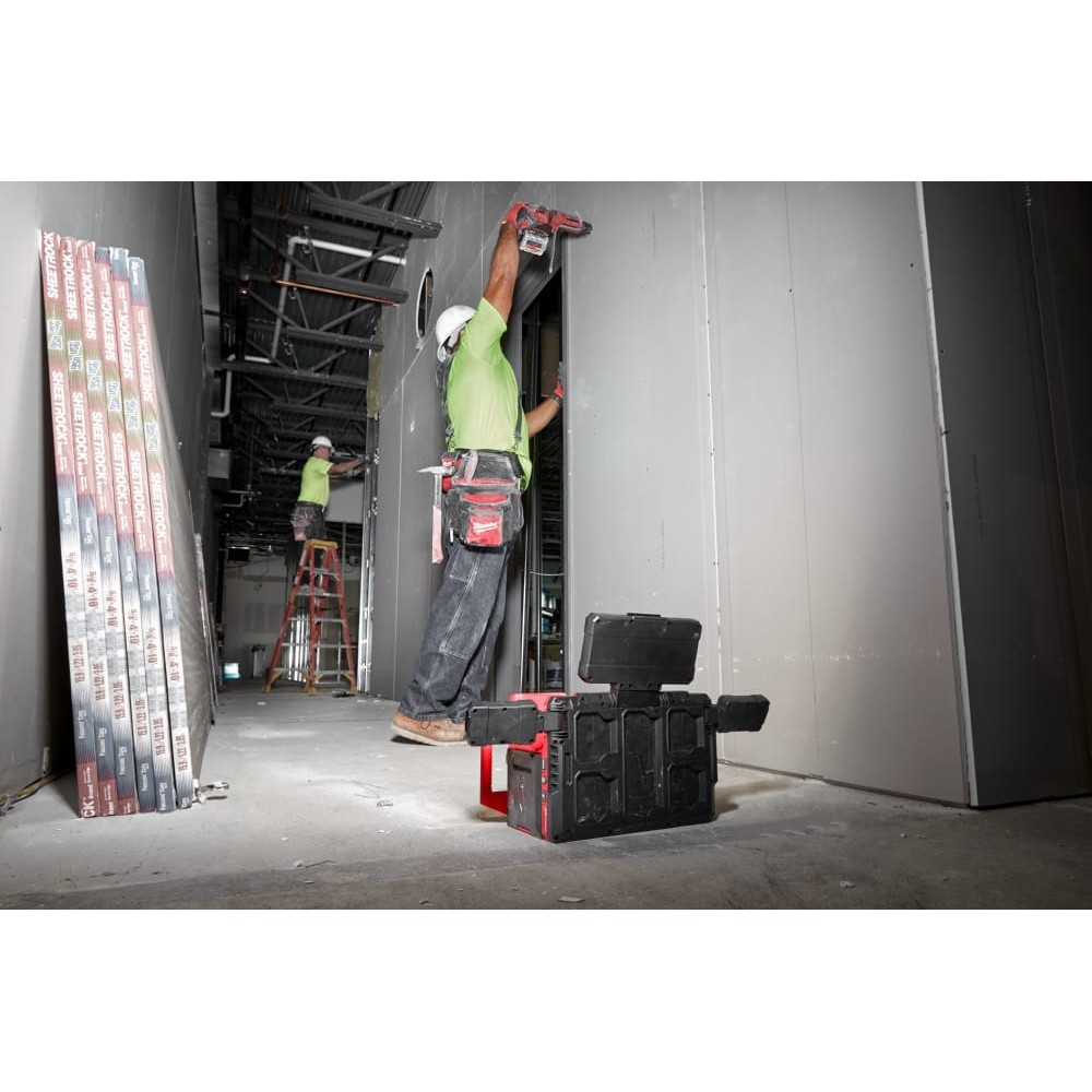 Зарядний пристрій/ліхтар MILWAUKEE PACKOUT M18 POALC-0