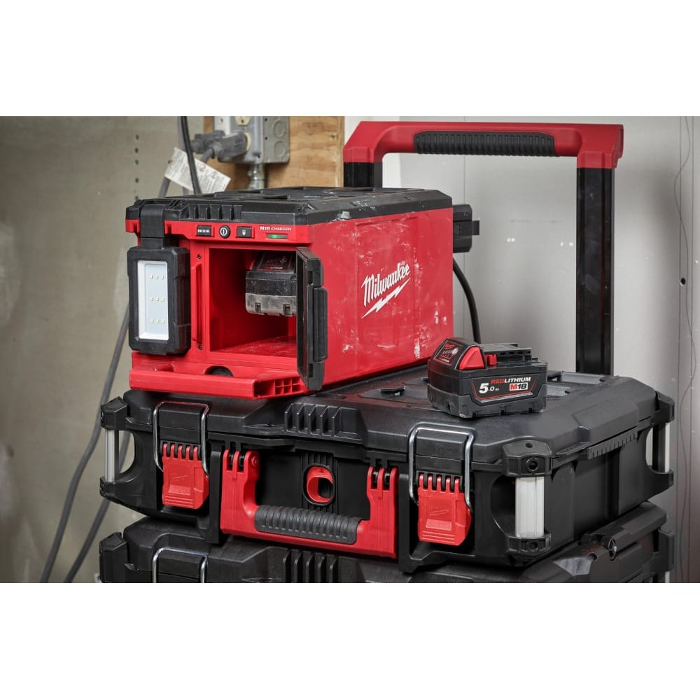 Зарядний пристрій/ліхтар MILWAUKEE PACKOUT M18 POALC-0