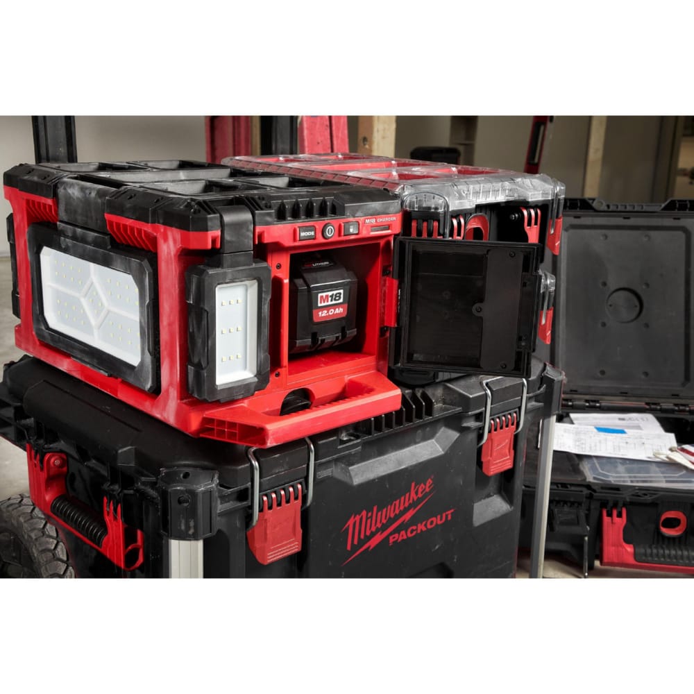Зарядний пристрій/ліхтар MILWAUKEE PACKOUT M18 POALC-0