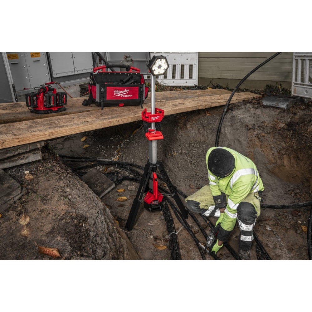 Прожектор светодиодный аккумуляторный напольный MILWAUKEE M18 SAL2-502B (ЗУ+2акк.Х5Ач)