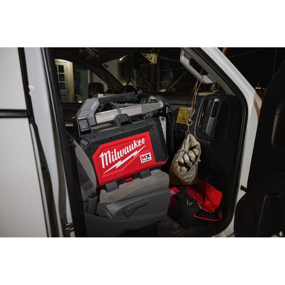 Щогла освітлення акумуляторна PACKOUT MILWAUKEE, MXF TLIC-601 (зар.уст. MXF SC, 1 акум. XC406 (6Аг)