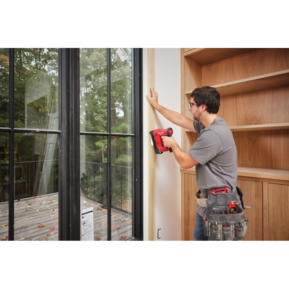 Пистолет гвоздезабивной аккумуляторный бесщёточный MILWAUKEE M12 FCN18GS-202X,16-38мм(ЗУ+2Х2Ач+кейс)