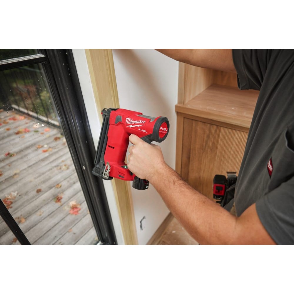 Пистолет гвоздезабивной аккумуляторный бесщёточный MILWAUKEE M12 FCN18GS-202X,16-38мм(ЗУ+2Х2Ач+кейс)