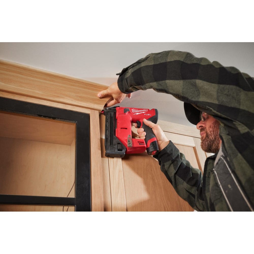 Пистолет гвоздезабивной аккумуляторный бесщёточный MILWAUKEE M12 FCN18GS-202X,16-38мм(ЗУ+2Х2Ач+кейс)