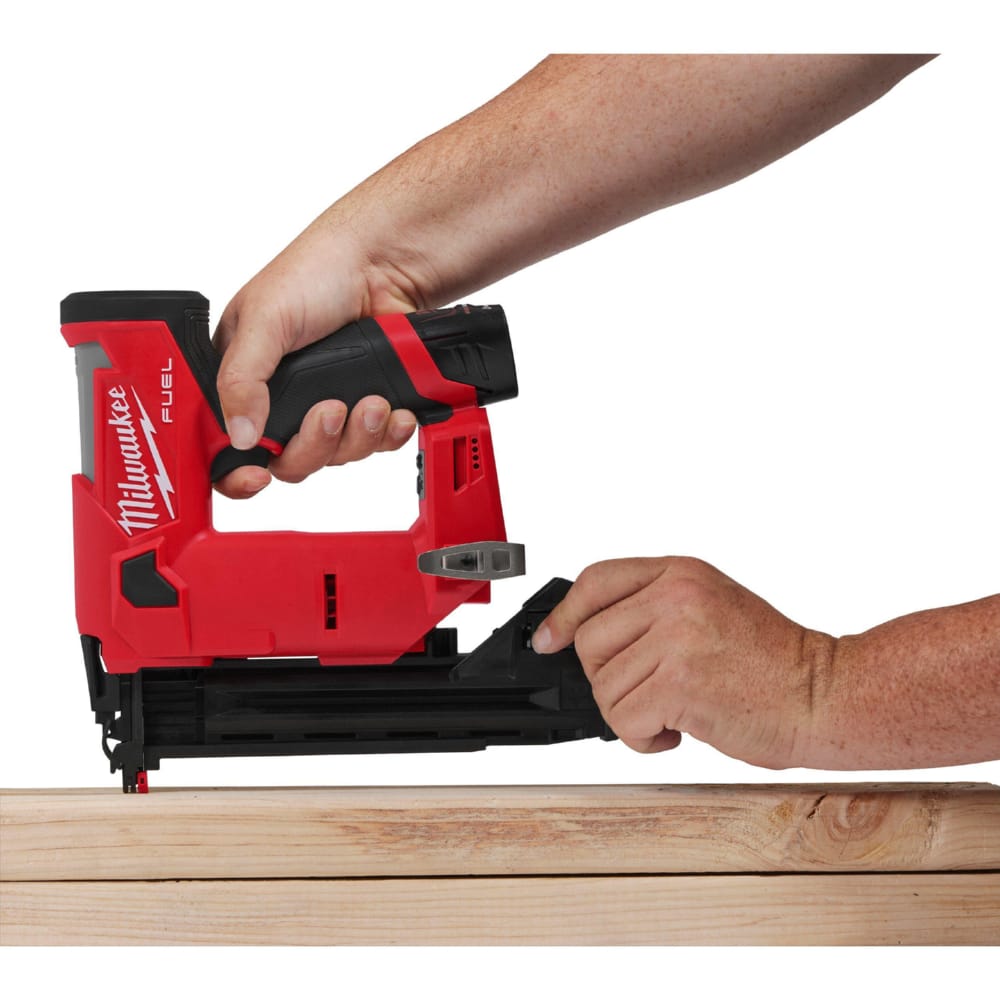 Пистолет гвоздезабивной аккумуляторный бесщёточный MILWAUKEE M12 FCN18GS-202X,16-38мм(ЗУ+2Х2Ач+кейс)